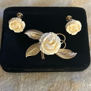 Elegant Vintage Floral Jewelry Set with Cream Roses